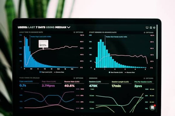 Quels services de nettoyage de données sont essentiels pour les grandes bases de données clients ?
