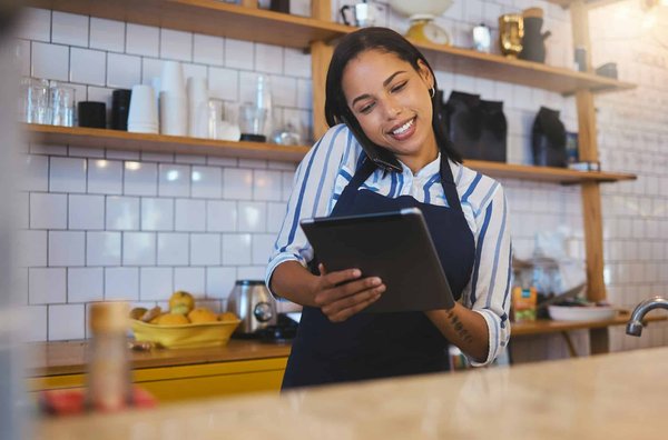 Quels outils de gestion de la relation client les agences de marketing numérique peuvent-elles utiliser pour améliorer la communication avec les clients ?